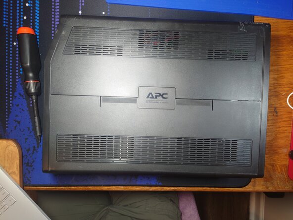 APC Back-UPS Pro 1000 S Teardown, Remove Battery Cover: crwdns2935265:02crwdnd2935265:01crwdnd2935265:03crwdne2935265:0