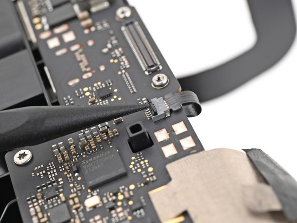 HTC Vive Pro 2 Lens Assembly Replacement, Disconnect the proximity sensor: crwdns2935265:031crwdnd2935265:02crwdnd2935265:02crwdne2935265:0