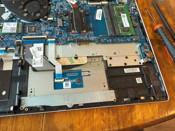 HP Pavilion-15-cs3063cl Battery Replacement, Unscrew Battery and Remove: crwdns2935265:05crwdnd2935265:02crwdnd2935265:02crwdne2935265:0