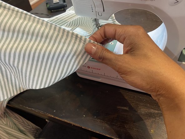 How to Shorten the Length of a Shirt: crwdns2935265:012crwdnd2935265:03crwdnd2935265:03crwdne2935265:0