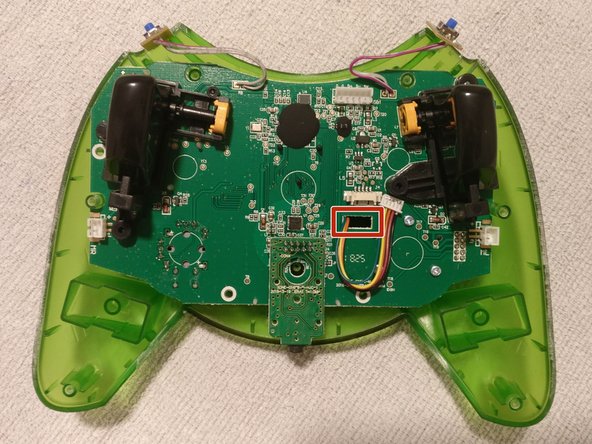 Desmontaje del Hyperkin Duke: paso 5, imagen 2 de 3