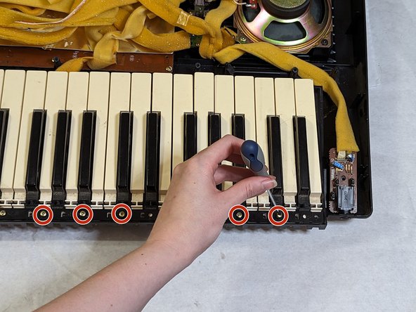 How to Replace the Keys on a Yamaha PSR-330 Piano Keyboard: step 9, image 1 of 3