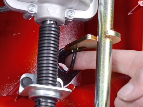 Toro Walk Behind Mowers 21199HD 2018 Rear Axle Replacement, Hook the spring onto the axle: crwdns2935265:034crwdnd2935265:03crwdnd2935265:03crwdne2935265:0