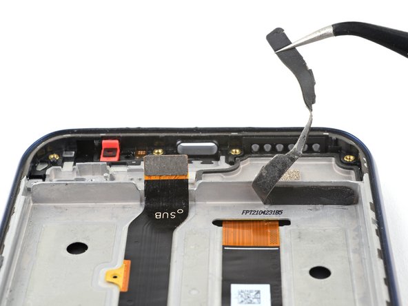 Motorola Moto G Play (2021) Screen Replacement, Remove the foam strip: crwdns2935265:044crwdnd2935265:02crwdnd2935265:03crwdne2935265:0