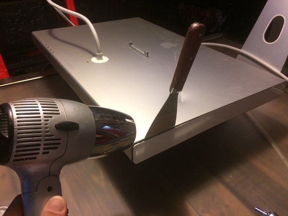 Apple Cinema HD Display 30" Teardown, décollage des cache latéral gauche: crwdns2935265:04crwdnd2935265:02crwdnd2935265:03crwdne2935265:0