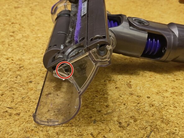 Changement articulation Dyson V8 Absolute, Retirer le capot d'aspiration: étape 6, image 2 de 2