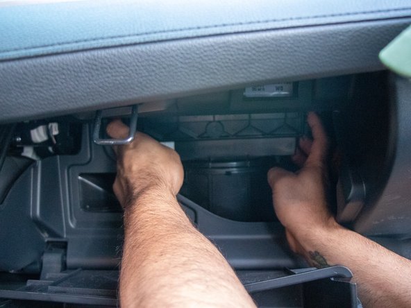 How to Replace a 2017 Honda Civic LX Cabin Filter: passo 4, immagine 2 di 3