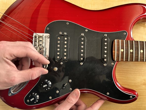 Fender Stratocaster Volume Potentiometer Replacement: passo 4, immagine 3 di 3