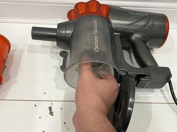 Iwoly V600掃除機の空気清浄フィルターの交換: 手順 3、 2の画像 1