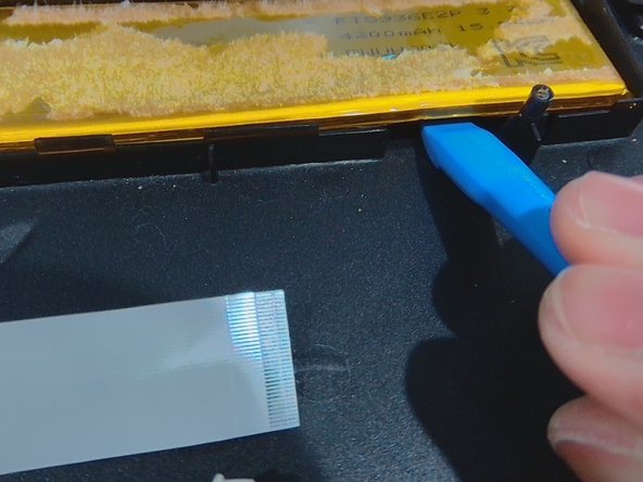 Razer Blackwidow V3 Pro Battery Replacement, (iFixit opening tool only) Lifting the battery out: crwdns2935265:015crwdnd2935265:02crwdnd2935265:02crwdne2935265:0