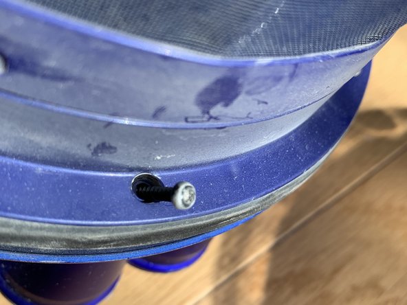 Dyson DC 37 Allergy Gasket Replacement, Lower Body Removal: crwdns2935265:03crwdnd2935265:03crwdnd2935265:03crwdne2935265:0