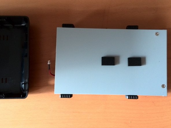 Seagate External Hard Drive drive replacement, Remove the drive carriage: шаг 2, изображение 2 из 2