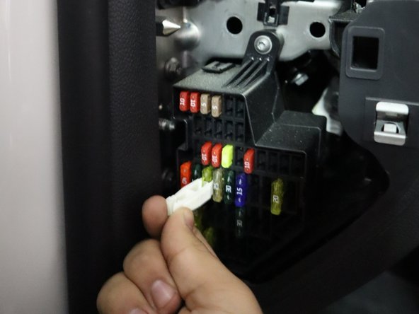 2010-2013 Volkswagen Golf Fuse Replacement: crwdns2935265:05crwdnd2935265:02crwdnd2935265:02crwdne2935265:0