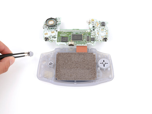 Game Boy Advance LCD Screen Replacement, Remove the action buttons and D‑pad: crwdns2935265:012crwdnd2935265:01crwdnd2935265:03crwdne2935265:0