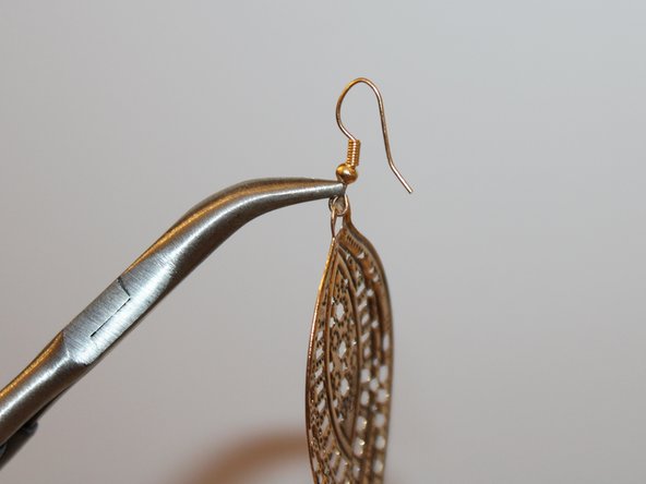 How to Repair Hook Earrings: crwdns2935265:04crwdnd2935265:02crwdnd2935265:02crwdne2935265:0