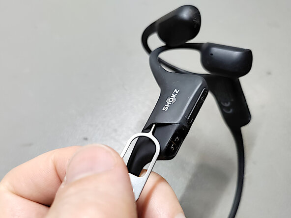 Shokz OpenRun Snapped headphone frame repair, Removing the silicone cover: crwdns2935265:02crwdnd2935265:01crwdnd2935265:03crwdne2935265:0