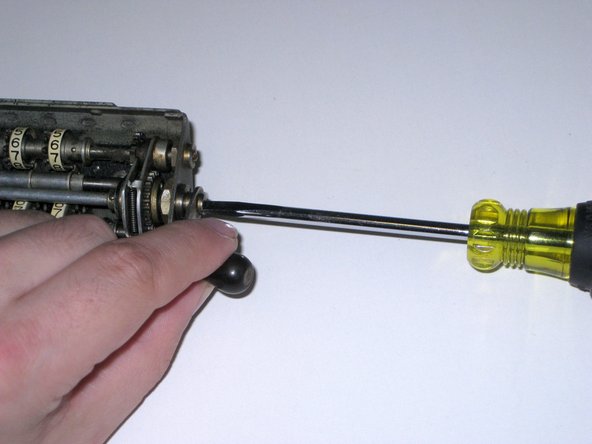 Disassembling a Monroe LA-160 calculator, Removing the zeroing crank: crwdns2935265:010crwdnd2935265:02crwdnd2935265:03crwdne2935265:0