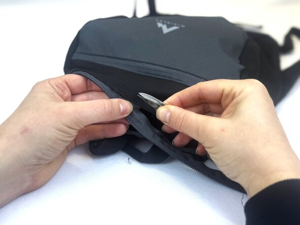 How to Replace the Zipper in a Backpack, Remove the old zipper: step 2, image 1 of 3