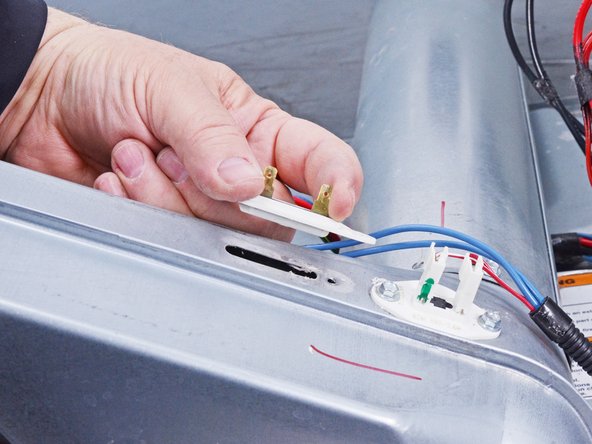 Whirlpool WED87HED Dryer Thermal Fuse Testing and Replacement, Unfasten the thermal fuse: 手順 44、 3の画像 3