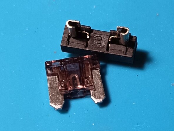 Parkside X20V 4Ah repair of broken battery contact and blown fuse, replace the fuse: passo 5, immagine 2 di 3