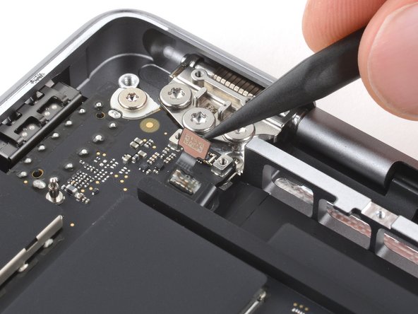 MacBook Pro 14" Late 2023 (M3) USB-C Ports Replacement, Disconnect the touch ID connector: crwdns2935265:034crwdnd2935265:02crwdnd2935265:02crwdne2935265:0