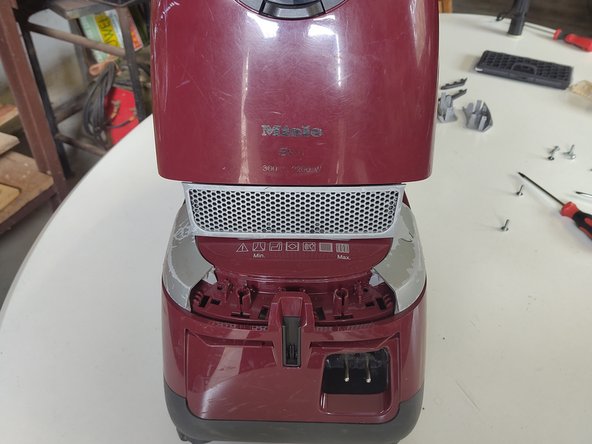 Miele S5311 Vacuum Cleaner Disassembly Guide: step 2, image 3 of 3