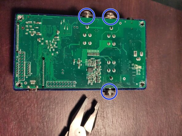 Rewriting corrupted firmware on Digitech JamMan Solo, Lift the board: crwdns2935265:03crwdnd2935265:01crwdnd2935265:03crwdne2935265:0
