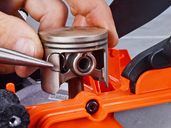 Echo Chain Saw CS4910 2020 Piston Assembly Replacement, Remove the snap rings: crwdns2935265:038crwdnd2935265:02crwdnd2935265:02crwdne2935265:0