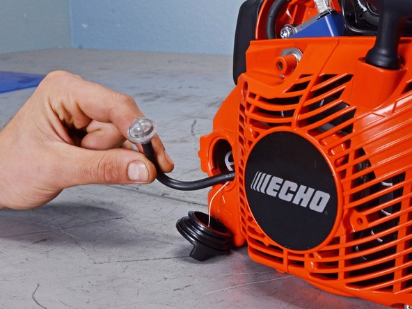 Echo Chain Saw CS590 2019 Oil System Replacement, Remove the oil filter: crwdns2935265:016crwdnd2935265:03crwdnd2935265:03crwdne2935265:0