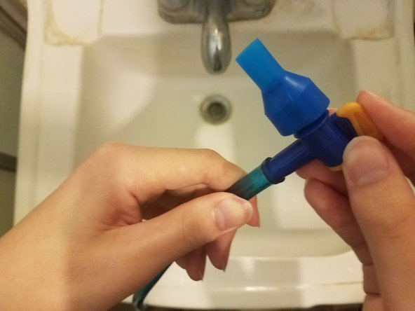 Hydration Pack Bladder Hose Bite Valve Replacement: 手順 7、 3の画像 3