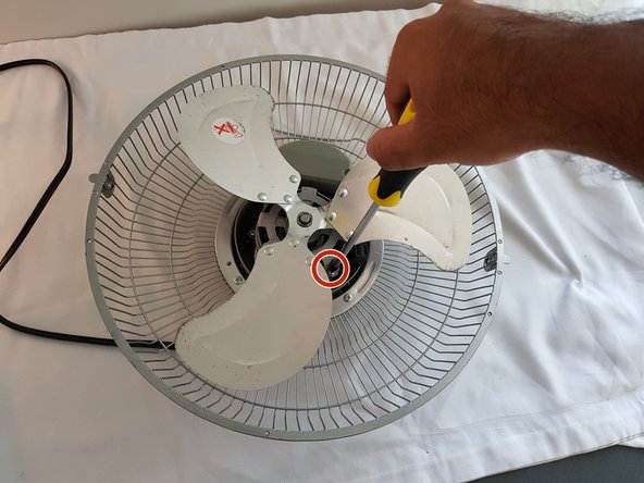 How to Fix a Wobbly Westinghouse 12-inch High Velocity Fan: 8 단계, 이미지 3개 중 2개