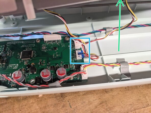 De Cricut Explore 3 (CXPL203) openen, Kabel naar de mechanische unit verwijderen: stap 5, afbeelding 2 van 2