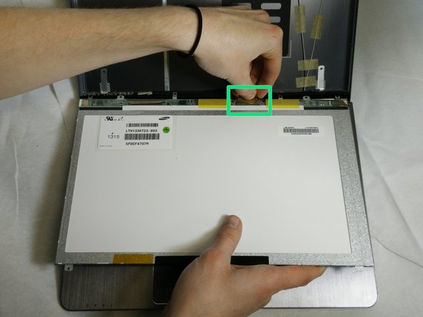 Samsung Series 5 Ultrabook LCD Screen Replacement, Unplug the Video Connection: crwdns2935265:05crwdnd2935265:02crwdnd2935265:03crwdne2935265:0