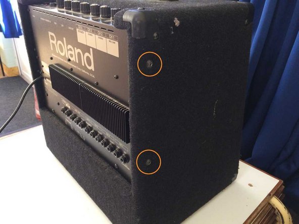 Roland KC-300 Stereo Mixing Keyboard Amplifier Disassembly, Removing fixing screws - 2: crwdns2935265:03crwdnd2935265:02crwdnd2935265:03crwdne2935265:0