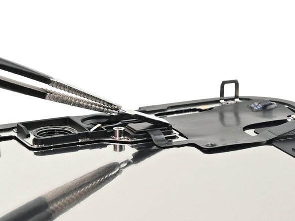 iPhone 15 Screen Replacement, Install the ambient light sensor bracket: 步骤 40 中的图像 2，3