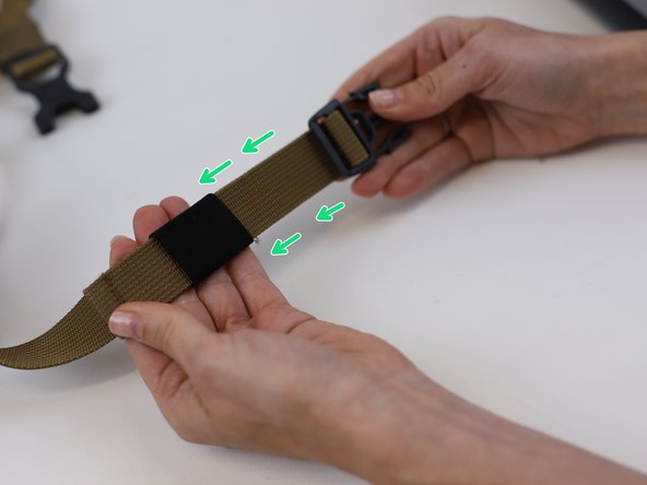 How to Replace a "Strap Keeper" in a Backpack, Insert the "strap keeper": crwdns2935265:06crwdnd2935265:03crwdnd2935265:03crwdne2935265:0