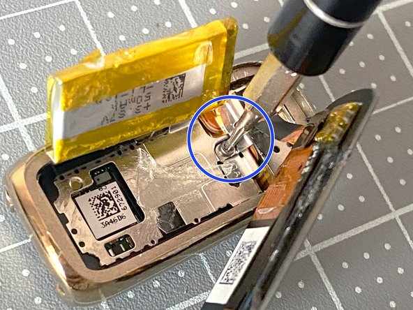 Fitbit Luxe Teardown, Lifting the Screen and Battery: crwdns2935265:03crwdnd2935265:03crwdnd2935265:03crwdne2935265:0