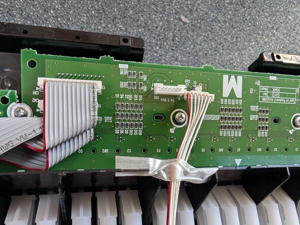 Yamaha CLP-645 - Cleaning Note Key Contacts, Prepare Keyboard Assembly: passo 6, immagine 2 di 3