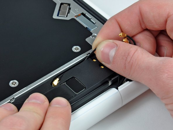 MacBook Unibody Model A1342 Rear Speaker Replacement: crwdns2935265:010crwdnd2935265:02crwdnd2935265:02crwdne2935265:0
