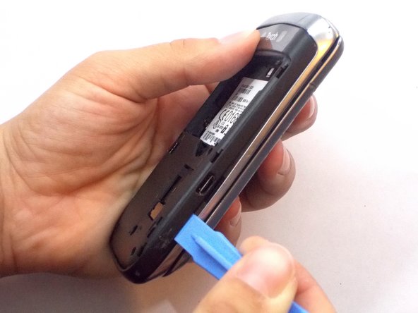 Blackberry Torch 9810 Screen Replacement, Remove the Back: crwdns2935265:06crwdnd2935265:02crwdnd2935265:03crwdne2935265:0