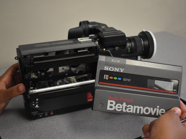 Sony Betamovie BMC-220 Cassette Compartment Replacement, Cassette Compartment: crwdns2935265:04crwdnd2935265:03crwdnd2935265:03crwdne2935265:0