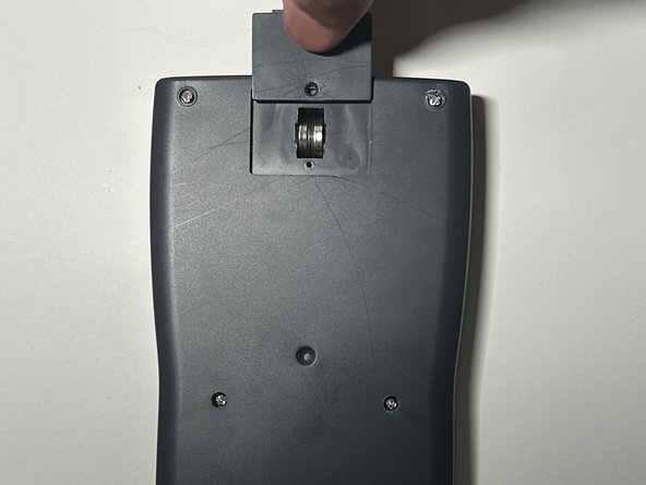 How To Replace Merangue 2-Line Engineering Scientific Calculator Battery: passo 3, immagine 3 di 3