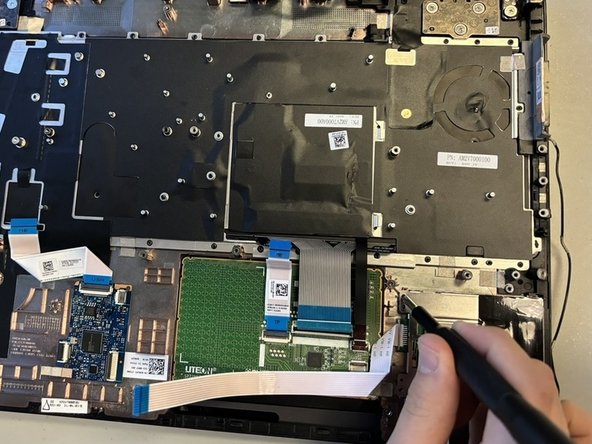 Dell Precision 7560 Touchpad Replacement: 步骤 12 中的图像 2，3