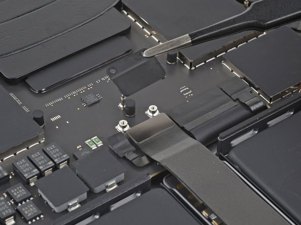 MacBook Pro 16" 2023 Battery Disconnection, Remove the trackpad cable bracket: stap 0, afbeelding 3 van 3