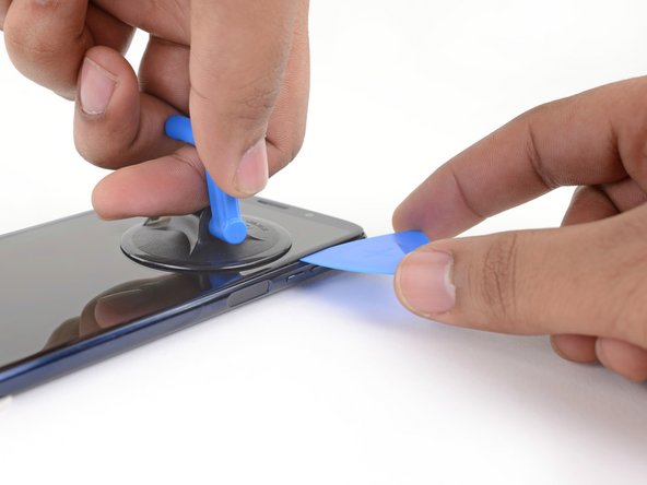 Motorola Moto Z3 Play Battery Replacement, Cut the Display Adhesive: crwdns2935265:03crwdnd2935265:03crwdnd2935265:03crwdne2935265:0