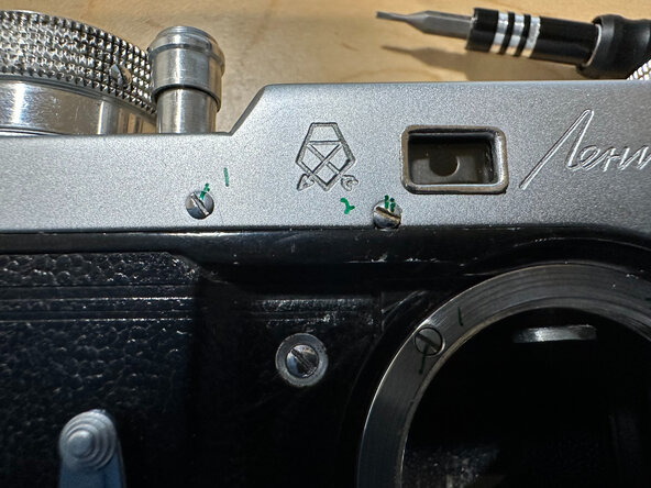 Cleaning & lubricating a GOMZ Leningrad, Remove the top cover: crwdns2935265:02crwdnd2935265:01crwdnd2935265:03crwdne2935265:0