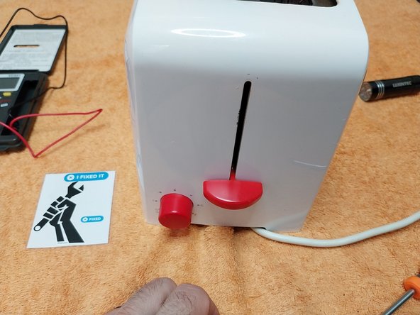 Guide 3: Ufesa Toaster Assembly: step 4, image 1 of 1