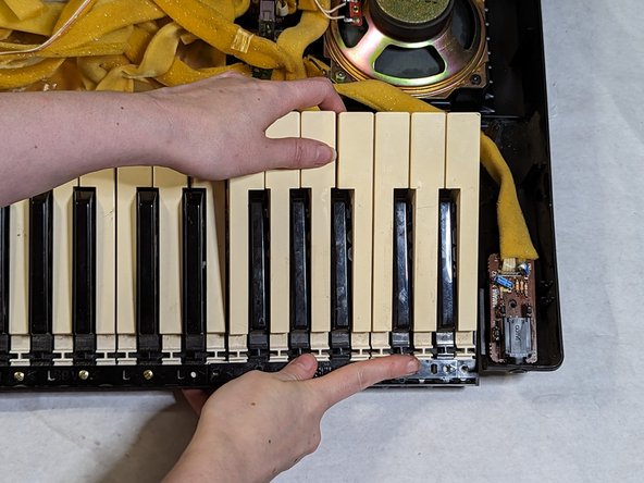 How to Replace the Keys on a Yamaha PSR-330 Piano Keyboard: step 9, image 2 of 3