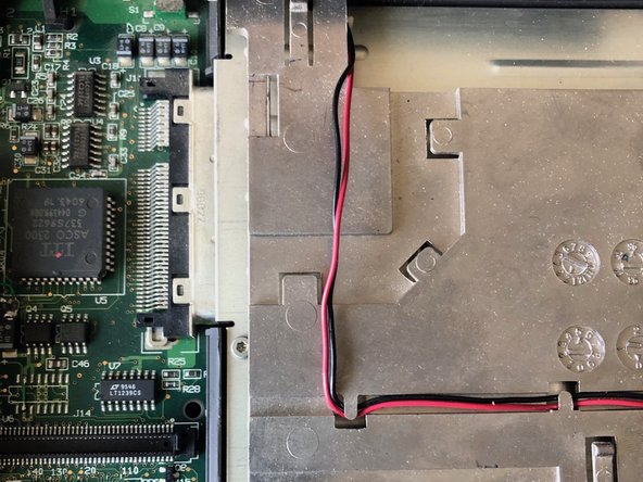 PowerBook 190cs teardown, LED cable removal: passo 18, immagine 3 di 3