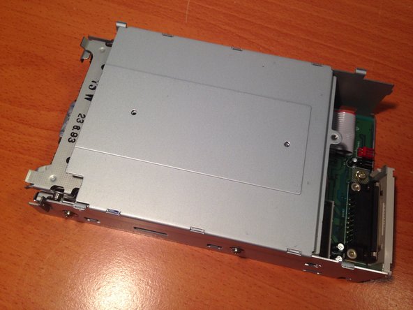 Apple 3.5 Drive External Floppy Drive Teardown, Disconnecting the Eject Button and Acvitity LED Cables From Main Board: crwdns2935265:06crwdnd2935265:03crwdnd2935265:03crwdne2935265:0